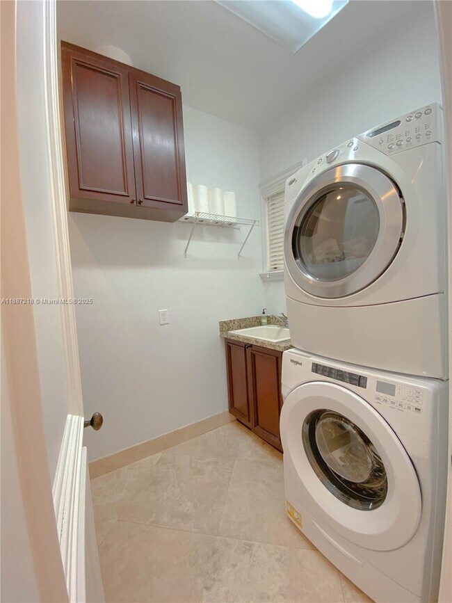 Building Photo - 2561 Trapp Ave