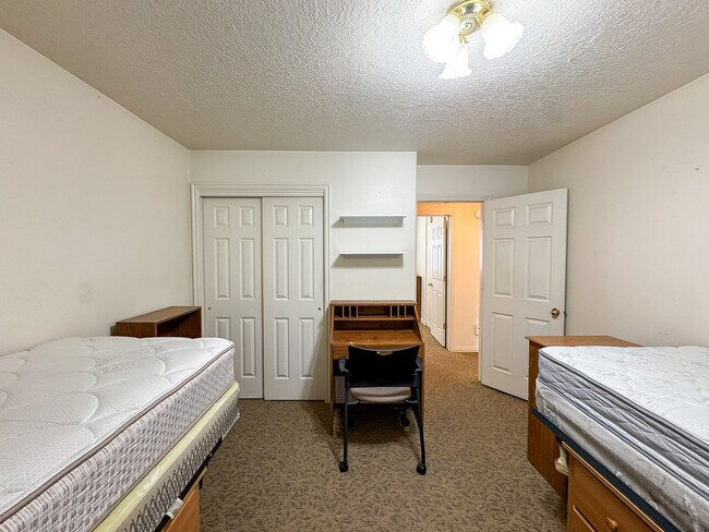 Building Photo - 391 E 700 N