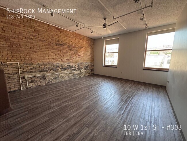 Building Photo - 10 W 1st St