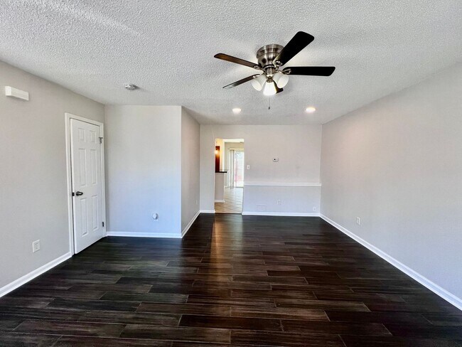 Building Photo - Gorgeous townhouse in the heart of Virgini...
