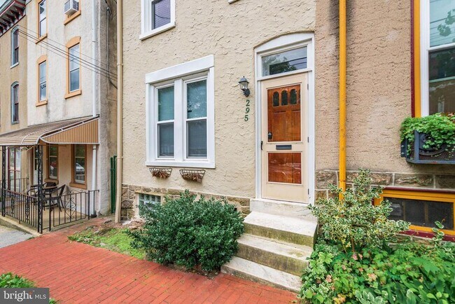 Building Photo - 295 Hermitage St