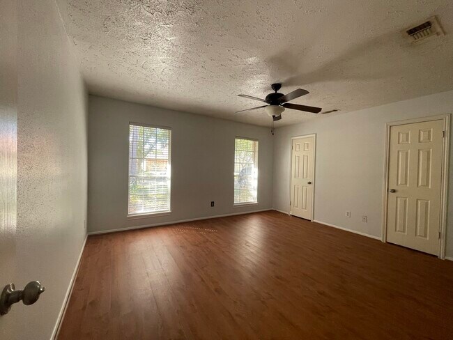 Building Photo - 3103 Sam Houston Dr