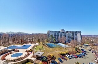 Building Photo - 2 Claridge Dr