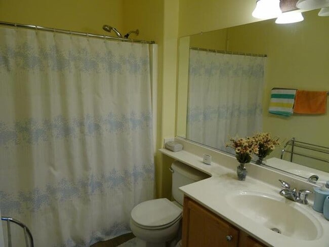 Building Photo - Adorable 2 bedroom 2 bathroom townhouse in...