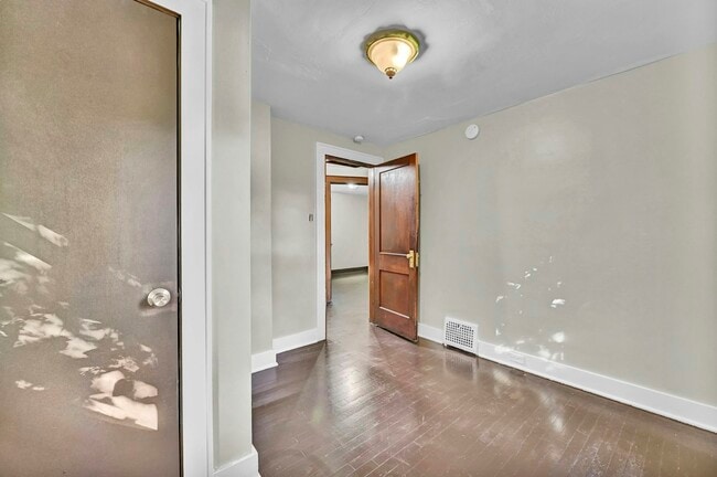 Building Photo - 1148 La Croix Ave