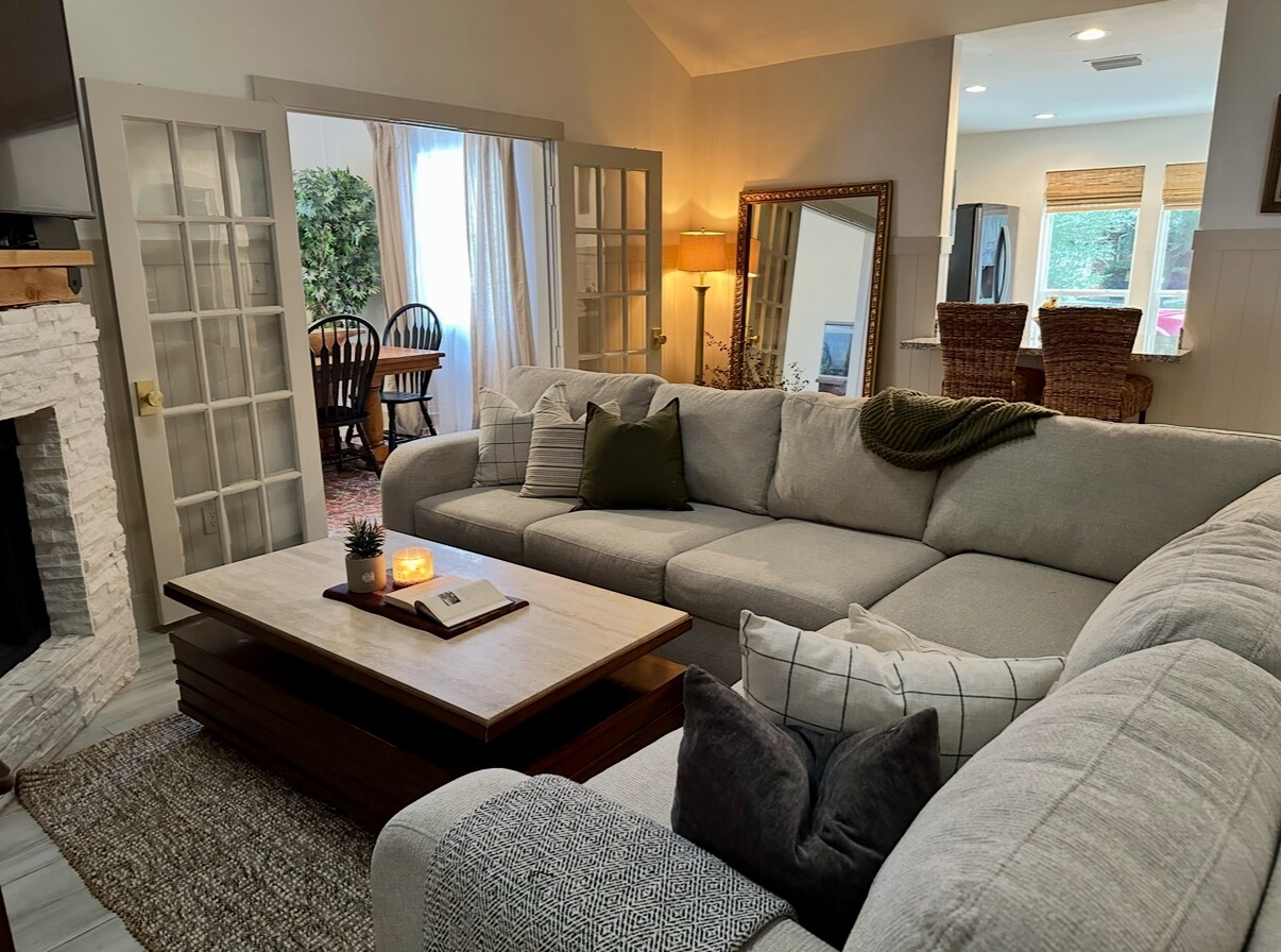 Building Photo - 5006 Deer Point Dr