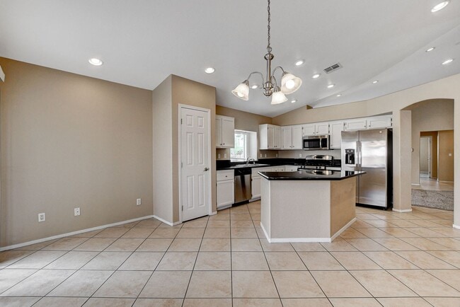 Building Photo - Adorable single story in a gated community!