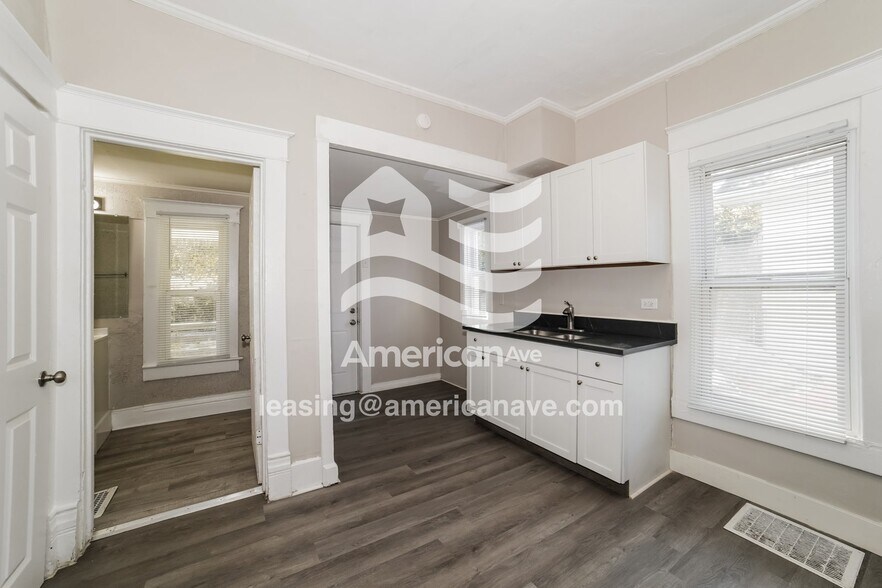 Building Photo - 2222 N Sheridan Rd