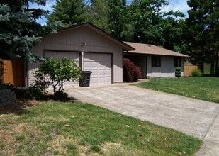 Building Photo - Location Location Location! 4 Bedroom Clos...