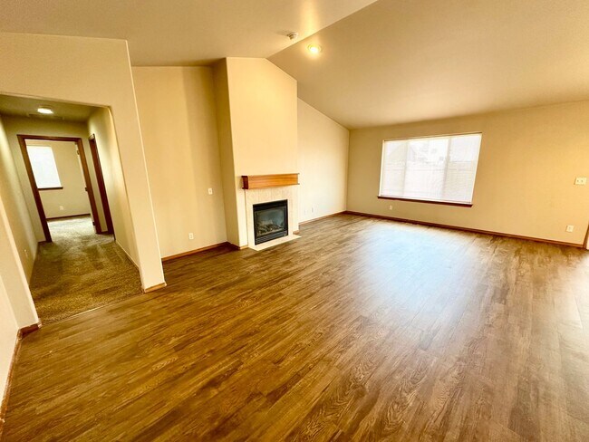 Building Photo - 4 Bed 2 Bath Home with Garage and Yard