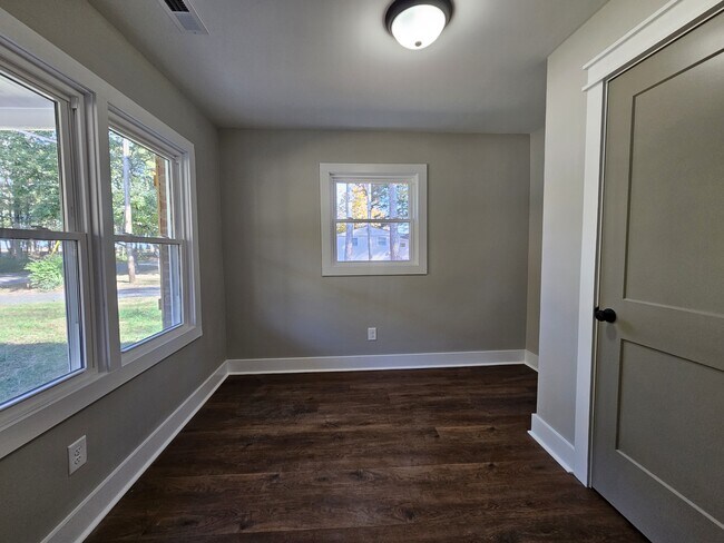 Building Photo - 2113 Delview Rd