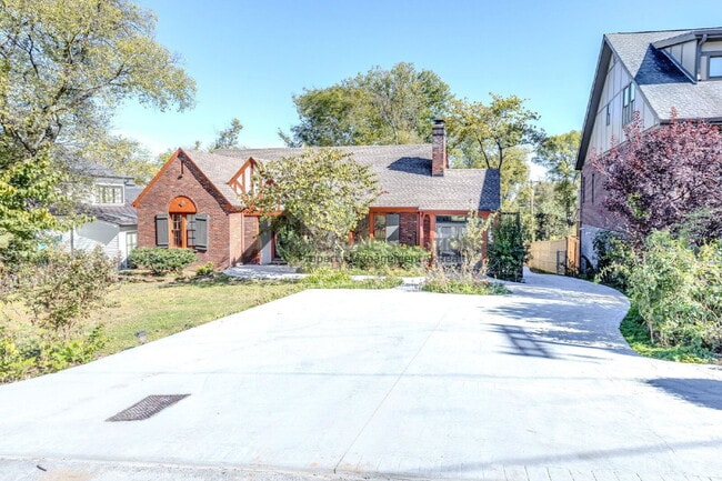 Building Photo - 502 32nd Ave S