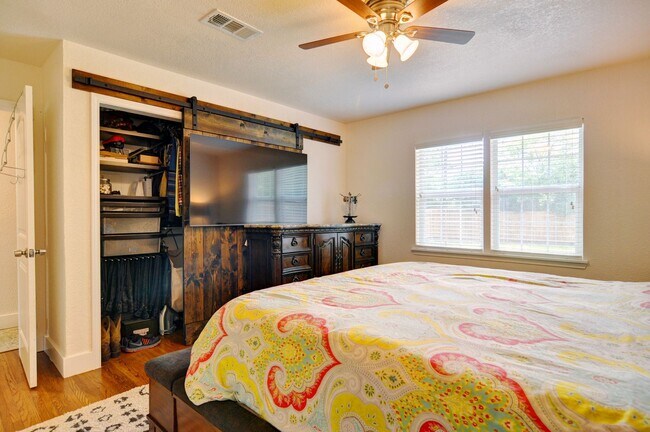 Building Photo - 5421 Fursman Ave