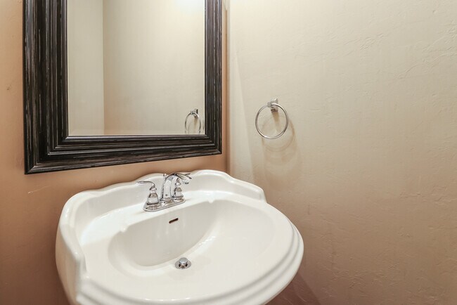 Building Photo - Check out this Wonderful Home!