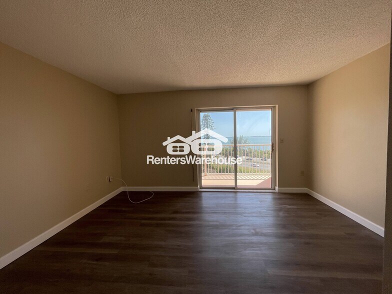 Building Photo - 7430 Sunshine Skyway Ln S