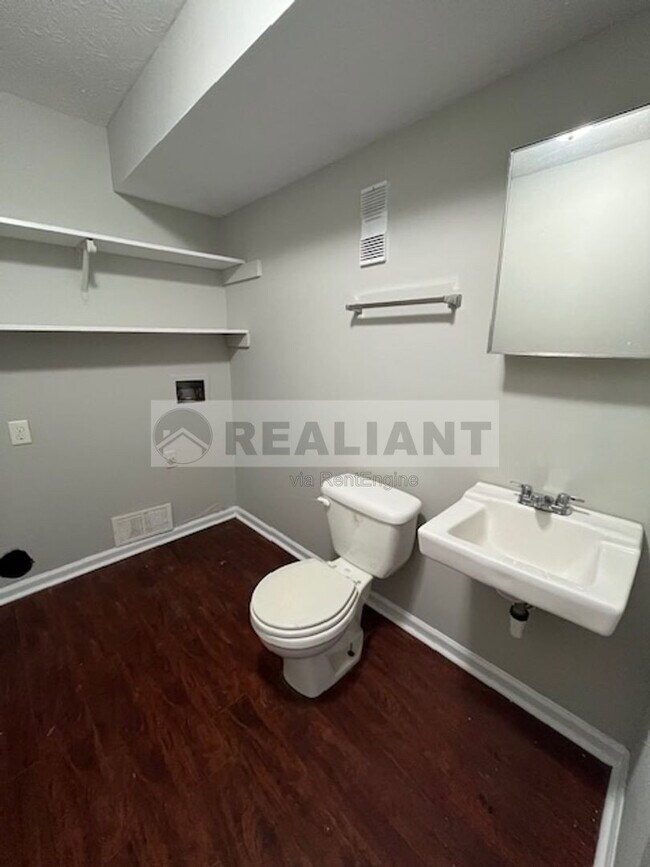 Building Photo - 425 Lenney Dr