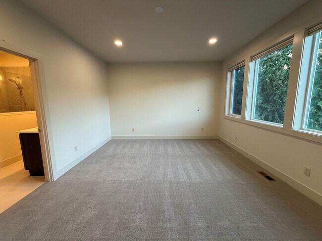 Building Photo - Now renting Brand-new 4 bedroom, 3 bathroo...