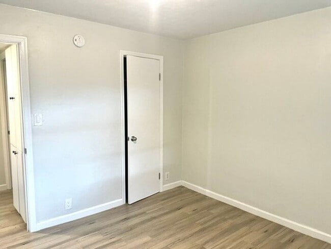 Building Photo - Modern 1 bedroom with yard!