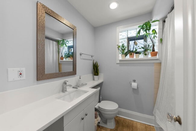 Building Photo - 5910 W Roscoe St