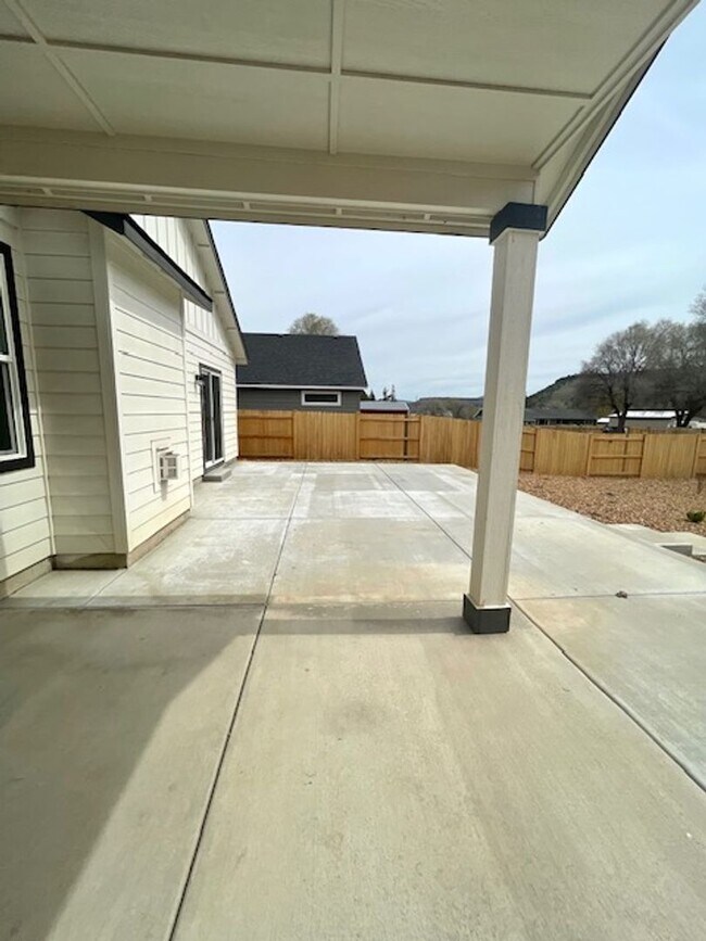 Building Photo - Beautiful like new 3 bedroom Hayden home i...