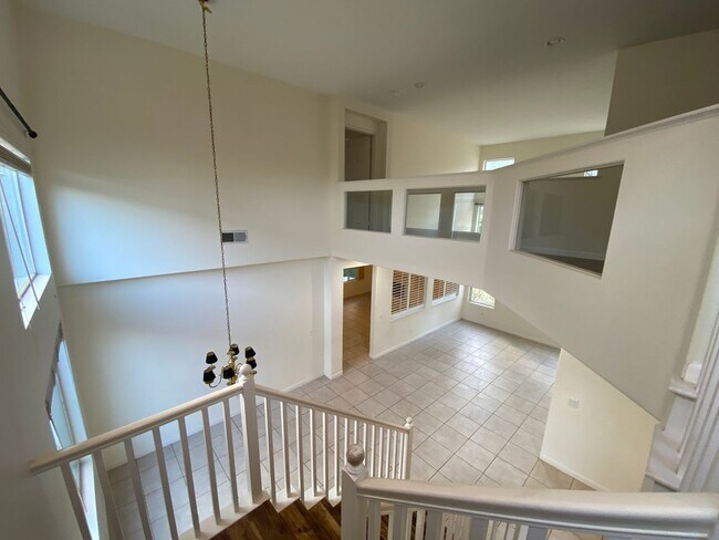 Building Photo - Desirable 5br3 car garage executive home b...