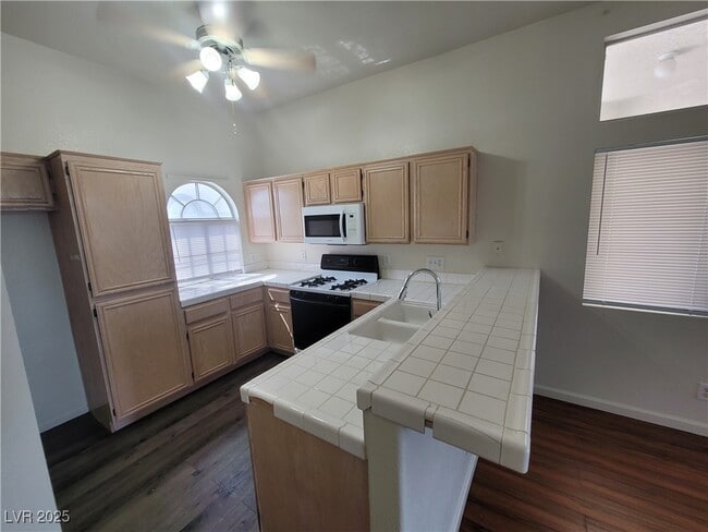 Building Photo - 3125 N Buffalo Dr