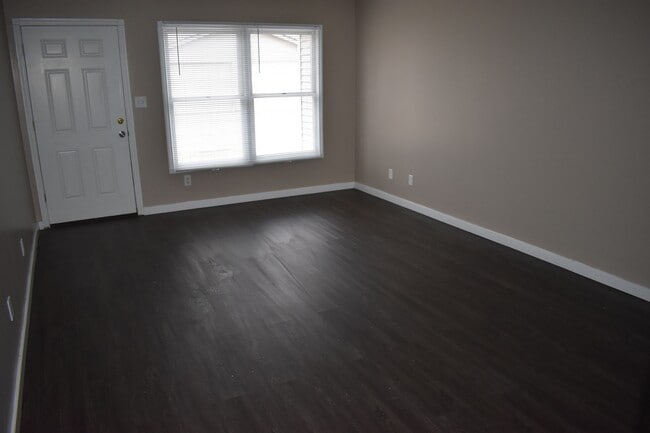 Building Photo - 2 Bedroom duplex