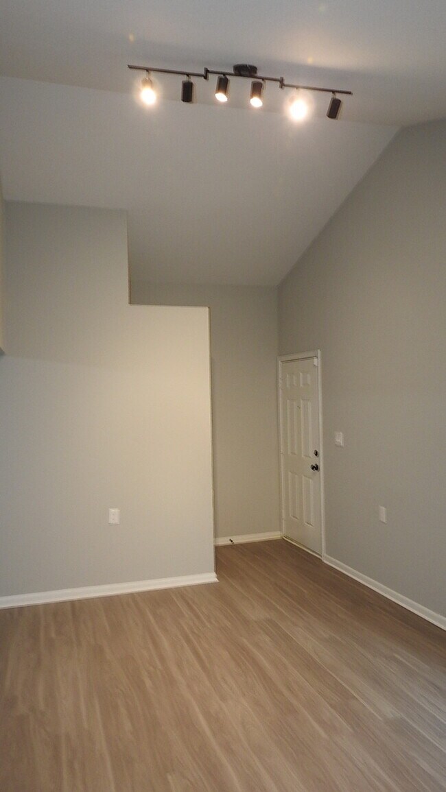Building Photo - Charming 3 bedrooms and 1 bath home located on Elmwood Ave in Kansas City, MO