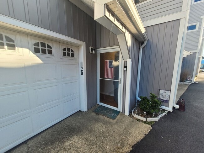 Building Photo - 2 Bedroom, 2.5 Bath Condo with with Ocean ...