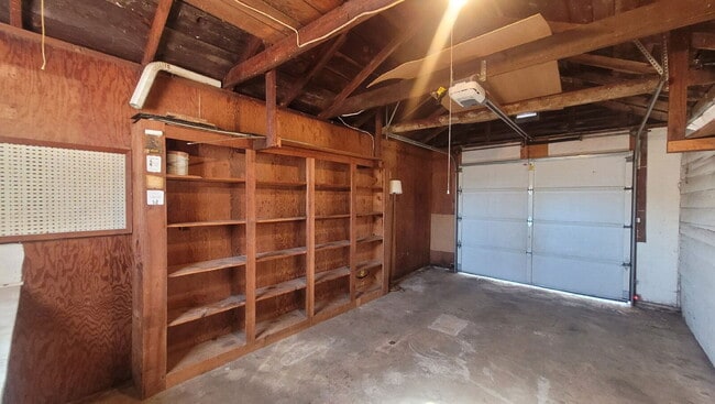 Building Photo - 673 W Kenwood St