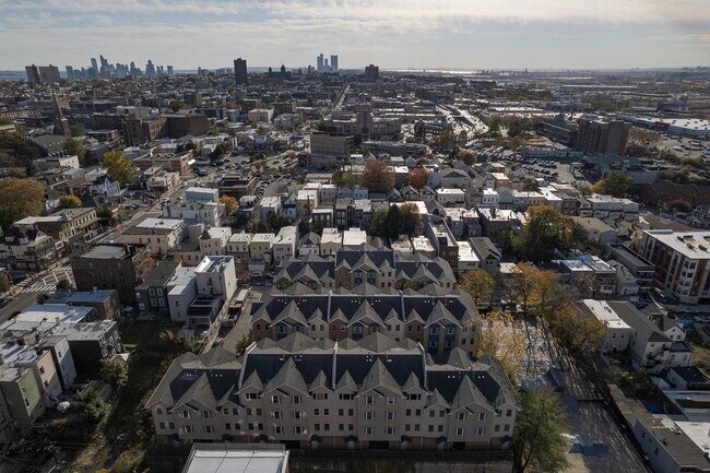 Building Photo - 620 38th St