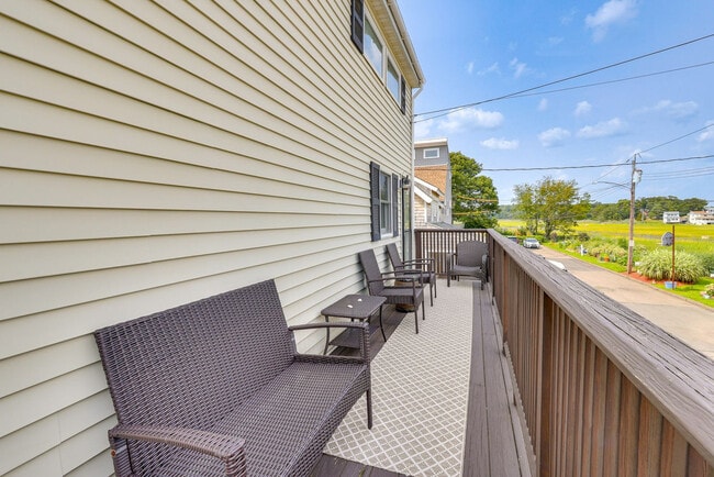 Building Photo - 47 Cosey Beach Ave