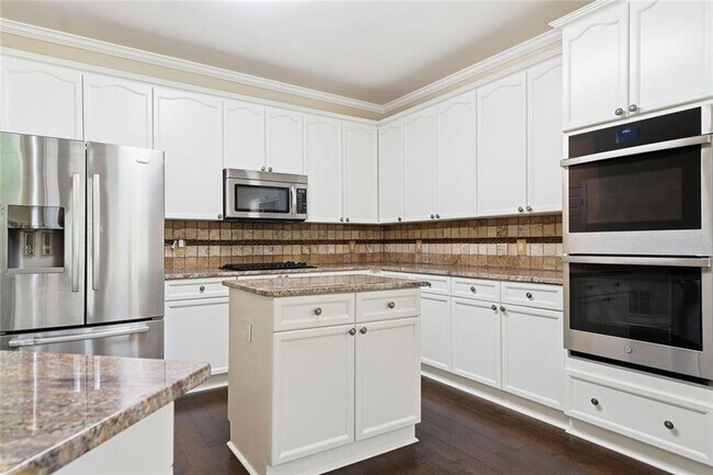 Building Photo - 2058 Woodside Park Dr