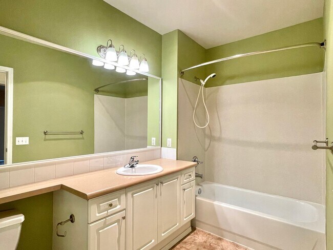 Building Photo - Spacious Top-Floor 3-Bedroom Condo