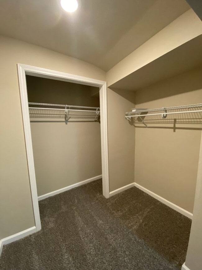 Building Photo - Newly remodeled 3 bedroom 1 bath 2 Stall D...
