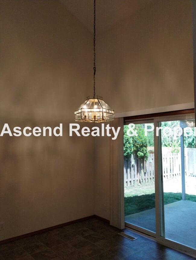 Building Photo - Ranch in Quiet Neighborhood with Fenced Ya...