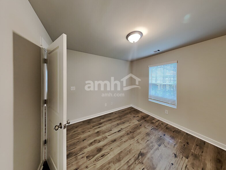 Building Photo - 468 Camp dr