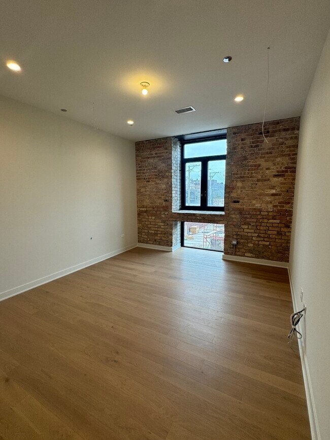 Building Photo - 1356 W Chestnut St