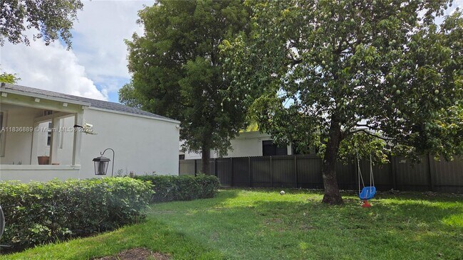 Building Photo - 2462 SW 20th St