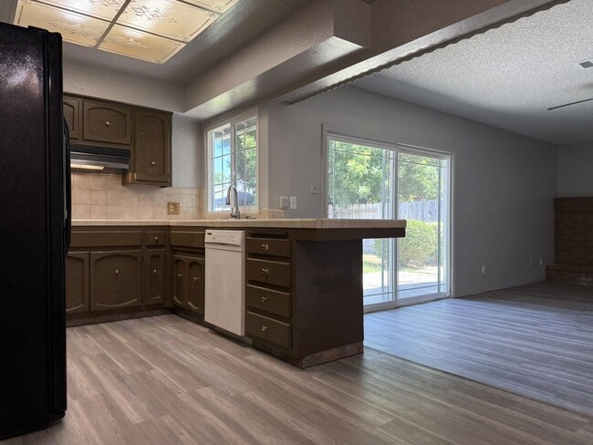 Building Photo - 3 bedroom/2 bathroom home AVAILABLE NOW!!!!