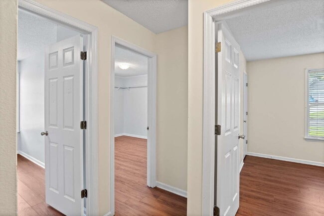 Building Photo - Spacious 4-Bedroom Home in a Prime Locatio...