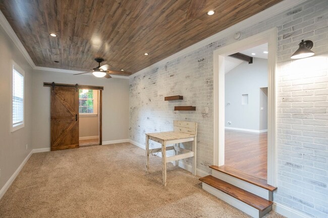 Building Photo - 1143 Bayview Dr