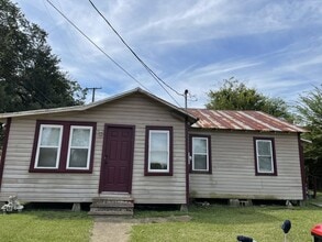 Building Photo - 400 Lamar St