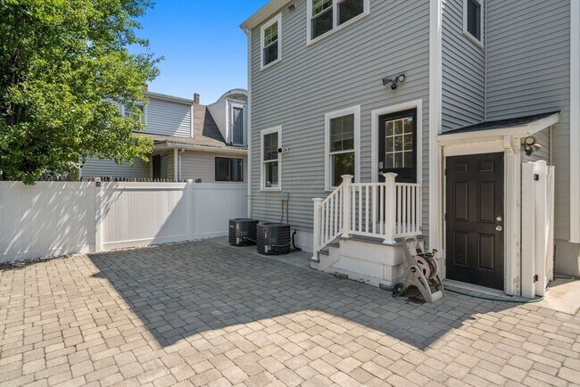 Building Photo - 36 Trull St