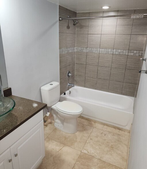 Building Photo - 2384 Waterside Dr
