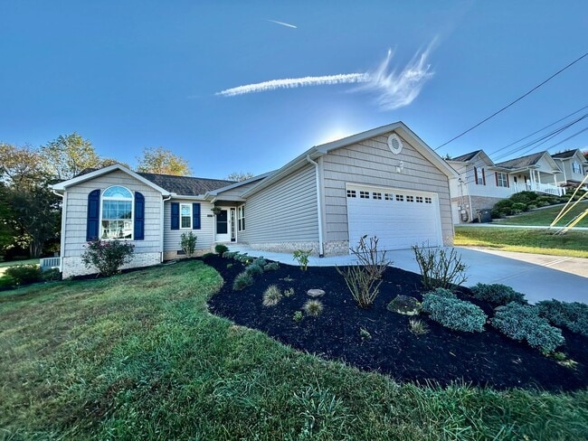 Primary Photo - Beautiful 3 bedroom-plus bonus room-2 bath for rent!