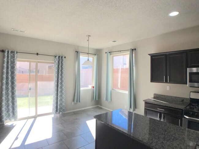 Building Photo - Beautiful 3-Bedroom Home in Tierra Oeste –...