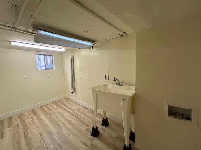 Building Photo - Angulo 421 S Duplex