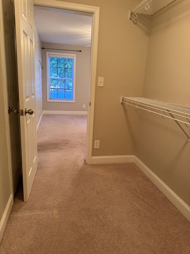 Building Photo - 3 Bedroom || 2 Bathroom Main Level Apartme...