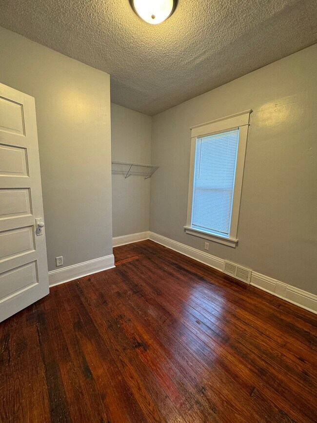 Building Photo - 1053 Huey St